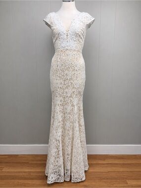 Lulus NWT Ivory Lace Mermaid Wedding Gown XXS Deep V Bridal Dress